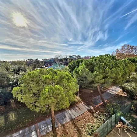 Joli T2 A Deux Pas De L'ile Des Loisirs Et Des Commerces Pour 5 A 6 Personnes