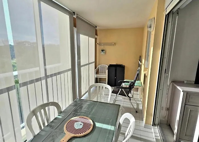 Joli T2 A Deux Pas De L'ile Des Loisirs Et Des Commerces Pour 5 A 6 Personnes